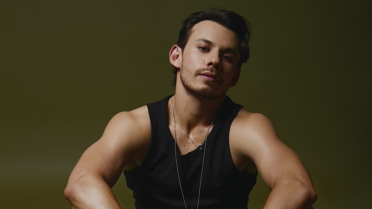 Martín Peralta interpreta al agente Derek Taylor en la serie Man on Fire de Netflix