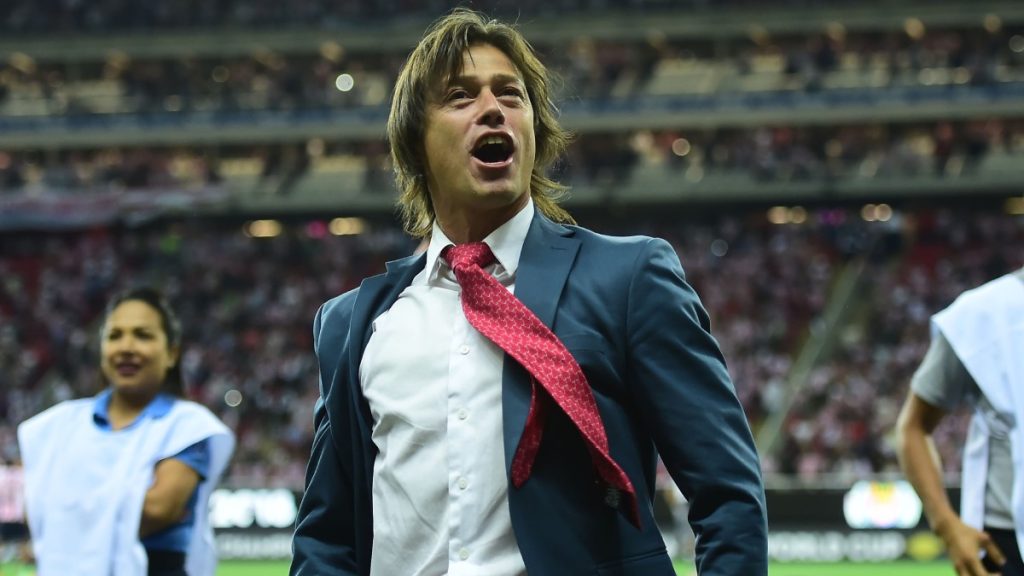 Matías Almeyda platicó con Dennis Te Kloese y Walter Erviti, miembros de la directiva de Rayados. Foto: MexSport