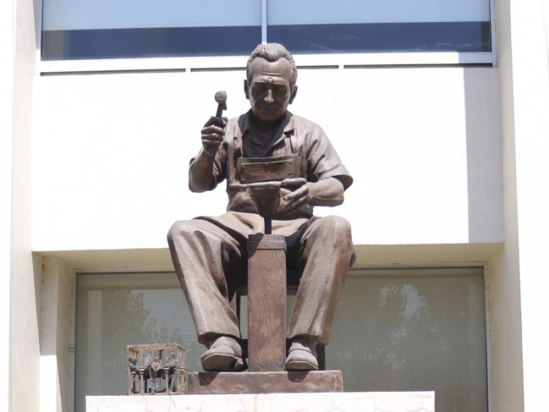 Monumento al Zapatero: la escultura que honra a quienes construyeron el León zapatero
