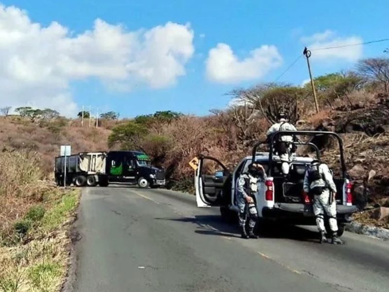 Van dos días de narcobloqueos y balaceras en Michoacán; usan drones explosivos