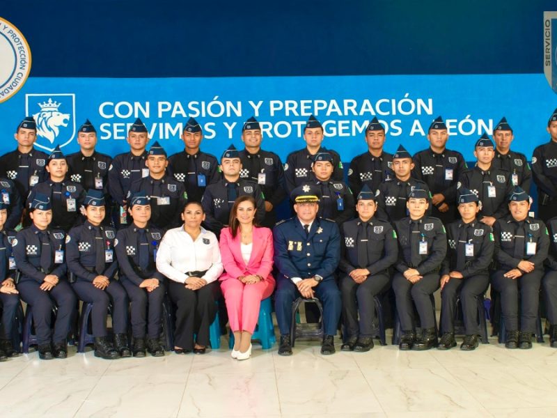 “No cambien ese honor por un fajo de billetes”, advierten a 30 nuevos policías de León