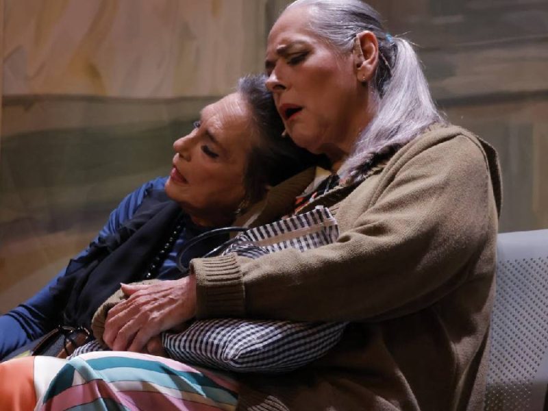 “Cómo envejecer con gracia”: una noche de risas, heridas y reflexión en el Doblado