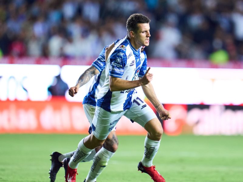 Tuzos de Pachuca vence a Pumas en el partido de ida de semifinales, aunque finalizó con diez