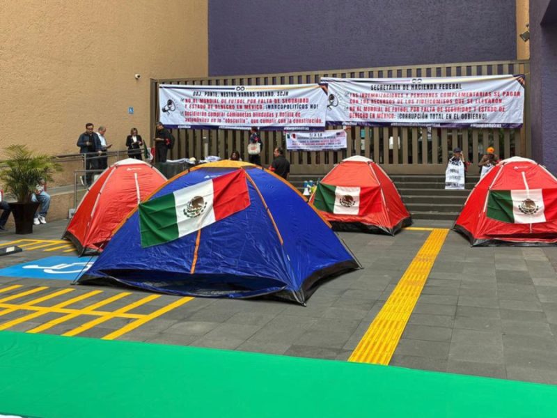 Jueces en retiro protestan en Embajada de EU por adeudo de indemnizaciones tras reforma judicial