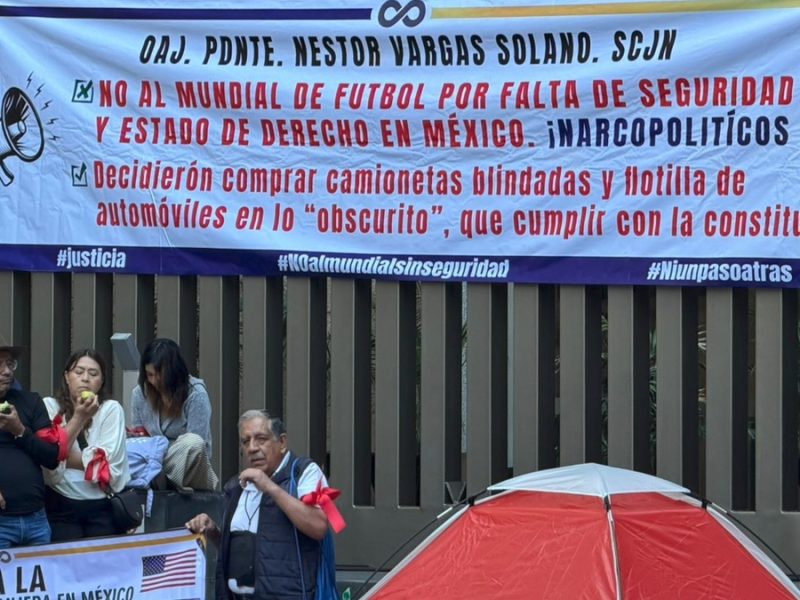 Jueces en retiro protestan en Embajada de EU por adeudo de indemnizaciones tras reforma judicial