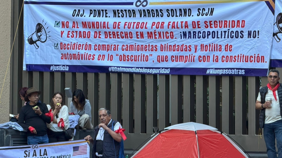 Protestan jueces en Embajada 2