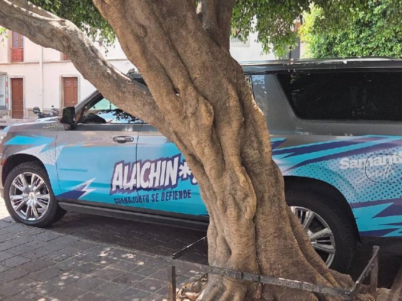 Rotula Samantha Smith su camioneta con la frase ‘Alachín’, pero niega acto anticipado de campaña