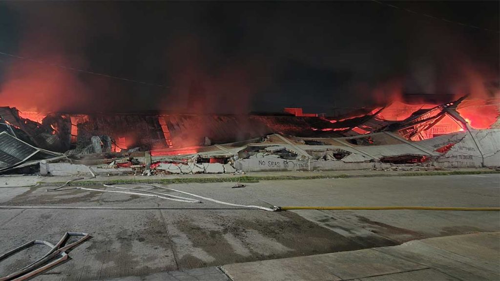 Fuego arrasa con todo: Incendio devora dos fábricas en San Pancho