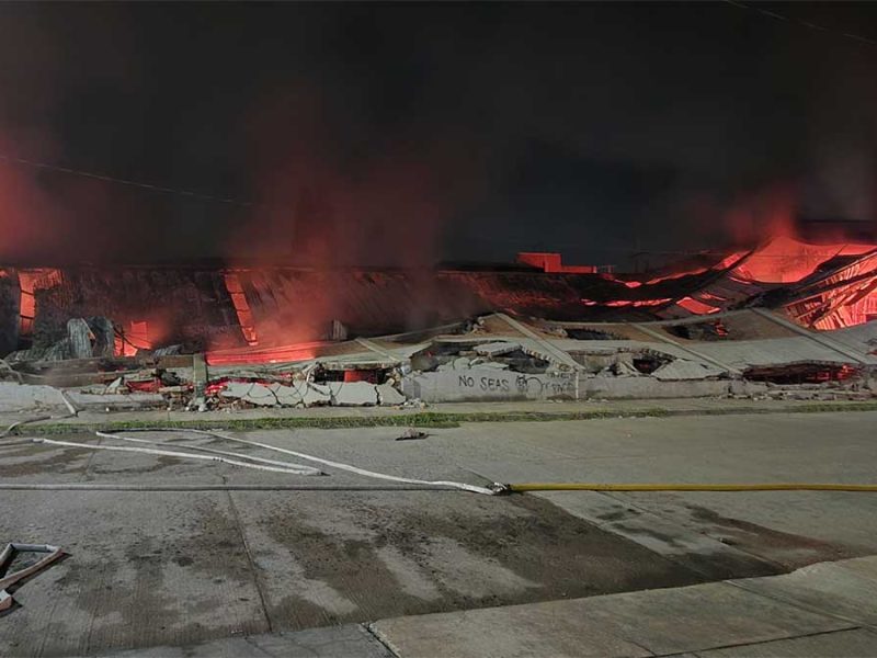 Fuego arrasa con todo: Incendio devora dos fábricas en San Pancho
