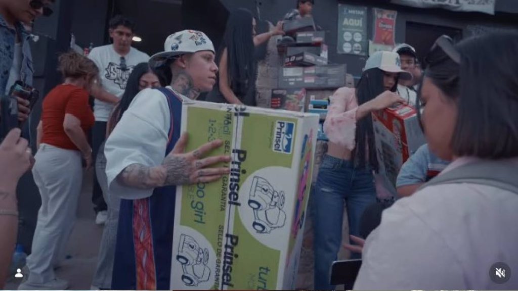 Santa Fe Klan entrega juguetes