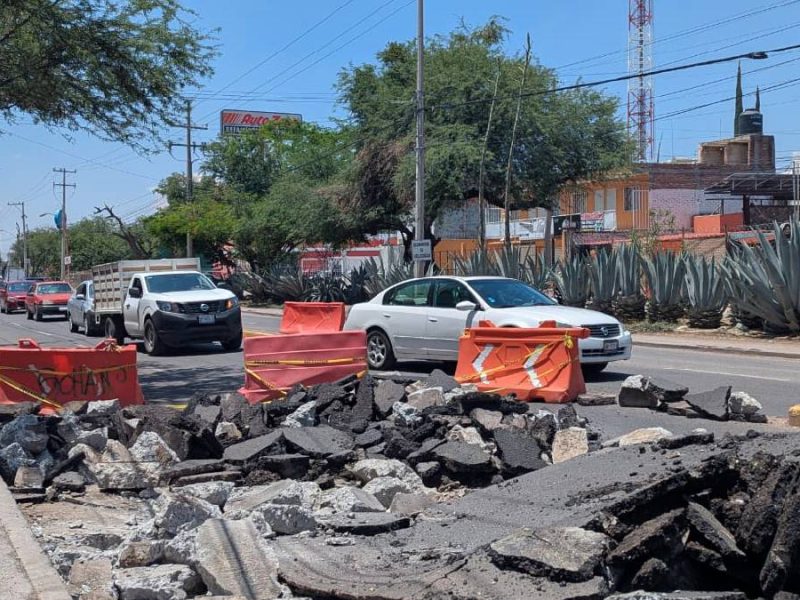Reaparece socavón en avenida Abasolo de Irapuato tras fallida reparación