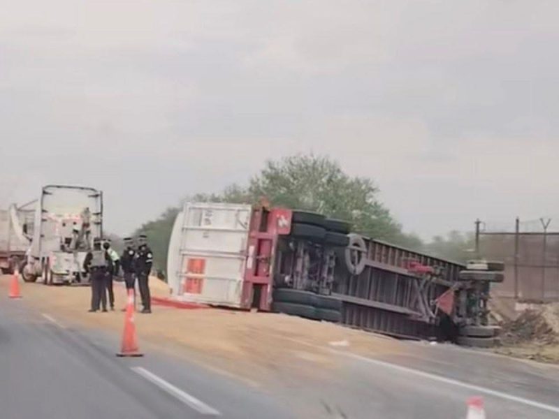 Riega toneladas de granos tras volcar su tráiler en la autopista Salamanca-Celaya; sale ileso