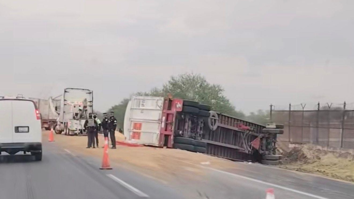 Tractocamión volcó en autopista Salamanca-Celaya