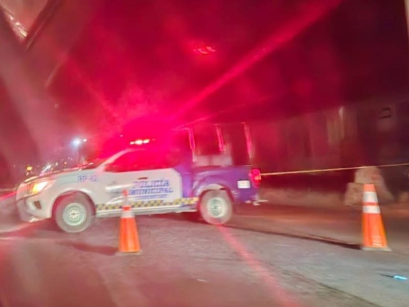 Choque frontal entre dos autos deja un conductor muerto y una mujer lesionada en Comonfort