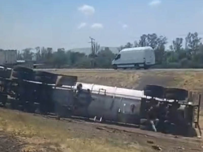 Pipa vuelca frente a la tequilera Corralejo en Pénjamo; chofer sale ileso