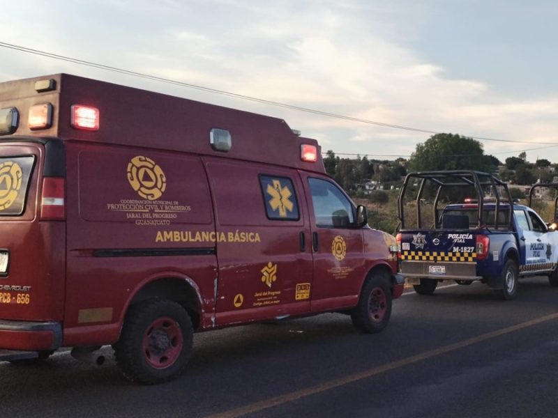 Fatal accidente en camino de Jaral del Progreso, deja un conductor muerto por volcadura