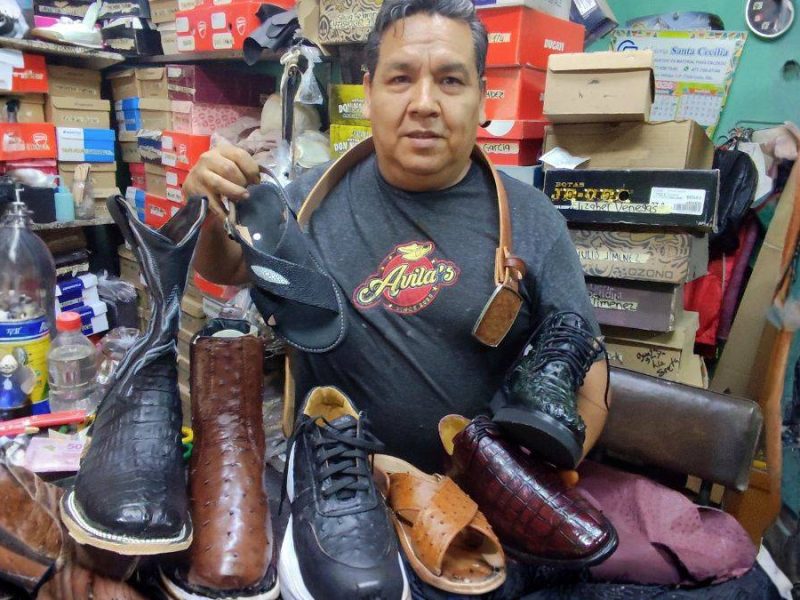 Así trabaja Gustavo Ávila, uno de los últimos zapateros artesanales de León