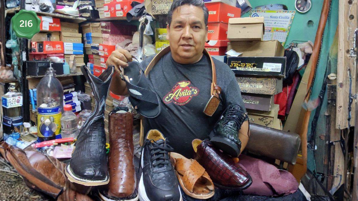 Así trabaja Gustavo Ávila, uno de los últimos zapateros artesanales de León