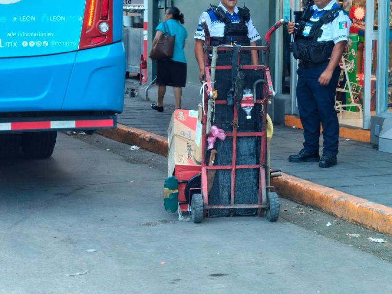 Atropella camión urbano a adulto mayor en Jardines del Moral; lo reportan grave