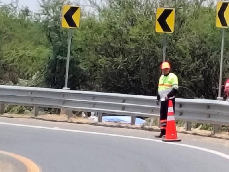 Joven ‘biker’ choca contra muro de contención, sale proyectado y muere, en Silao