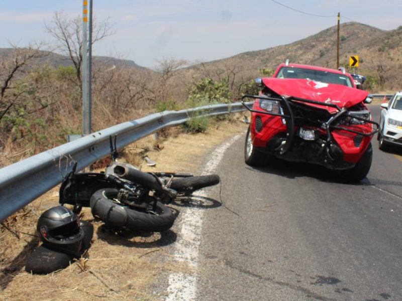Adolescentes en moto invaden carril y chocan de frente contra camioneta en Sierra de Lobos; están graves