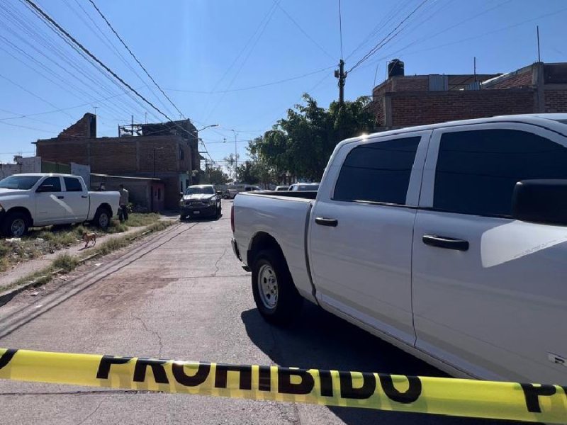 Abandonan automóvil con reporte de  robo, baleado y con casquillos percutidos en su interior