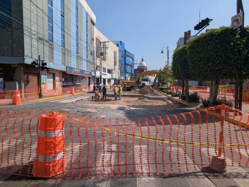 Socavón ahoga al comercio en Irapuato: Ventas en la avenida Revolución se desploman hasta un 50%