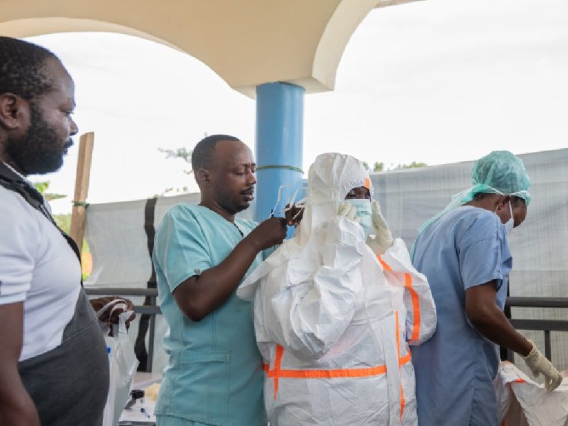 El director de la OMS llega al Congo y afirma que el brote de ébola “puede detenerse”