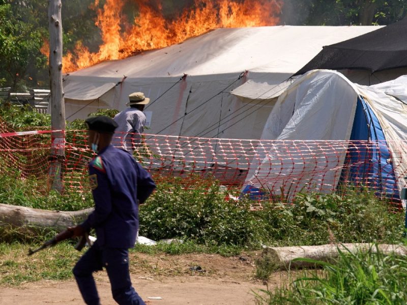 Incendian centro de tratamiento del ébola en Congo en medio de frustración por avance del brote