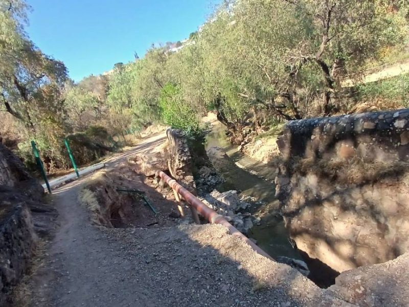 A 10 meses del mega socavón, el Camino Antiguo de Marfil sigue roto y temen que las lluvias lo empeoren
