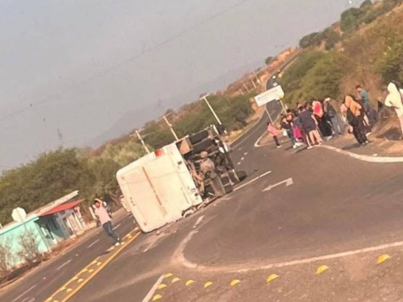 Vuelca camión de personal en Cuerámaro; hay al menos 10 trabajadores lesionados