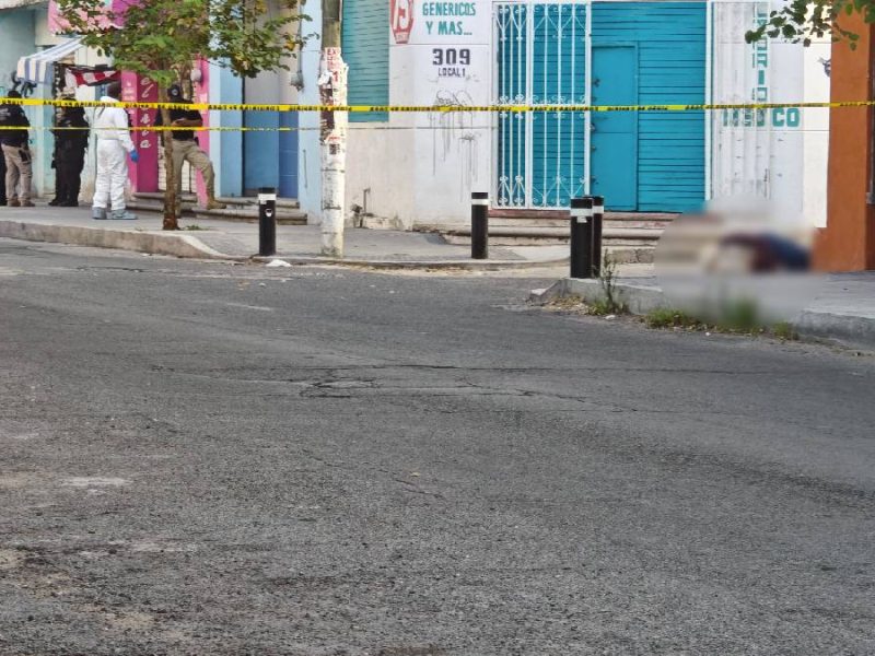 Sicarios matan a mujer y hieren a hombre afuera de cantina en centro de Celaya