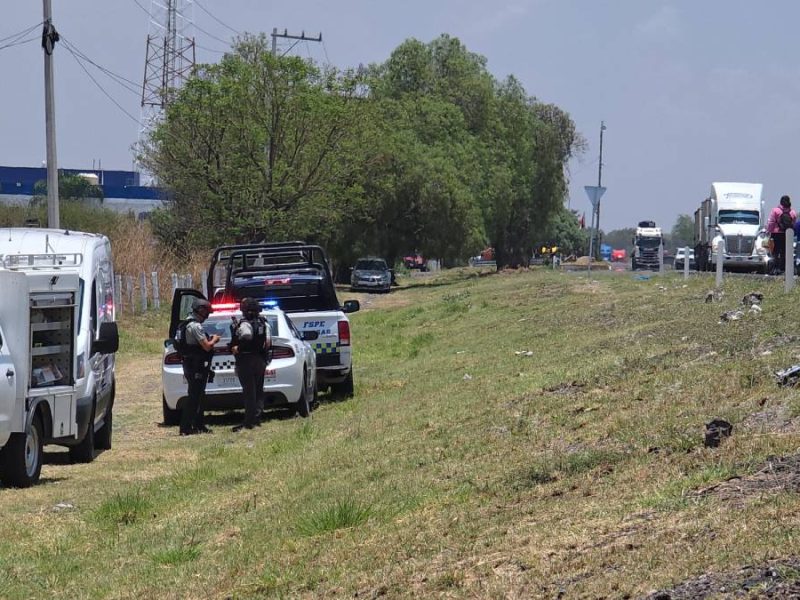 Hallan a hombre y mujer asesinados a un costado de la autopista Querétaro-Celaya