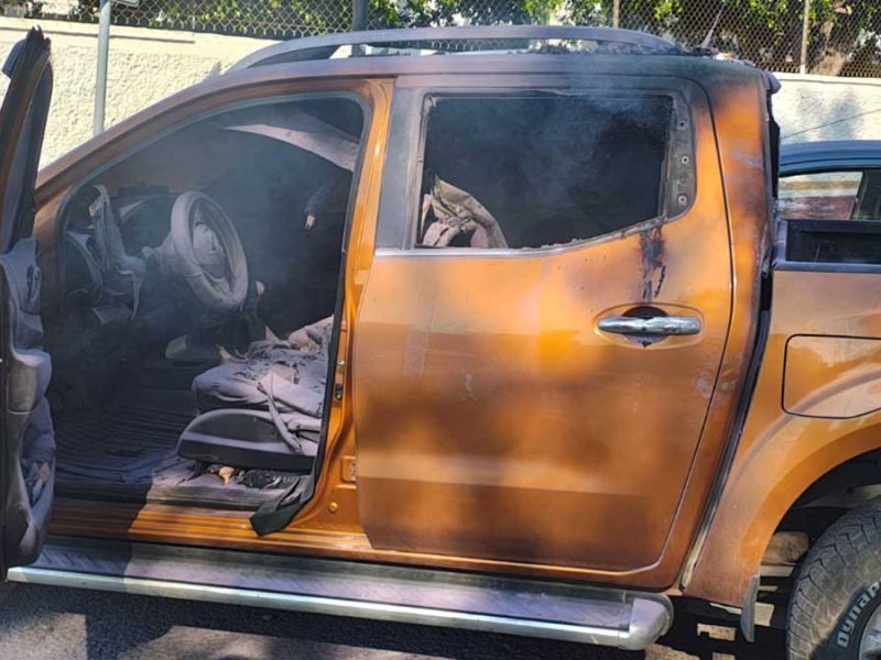 Pánico en Celaya: Camioneta de Jumapa se incendia en estacionamiento del Issste; sospechan fue provocado