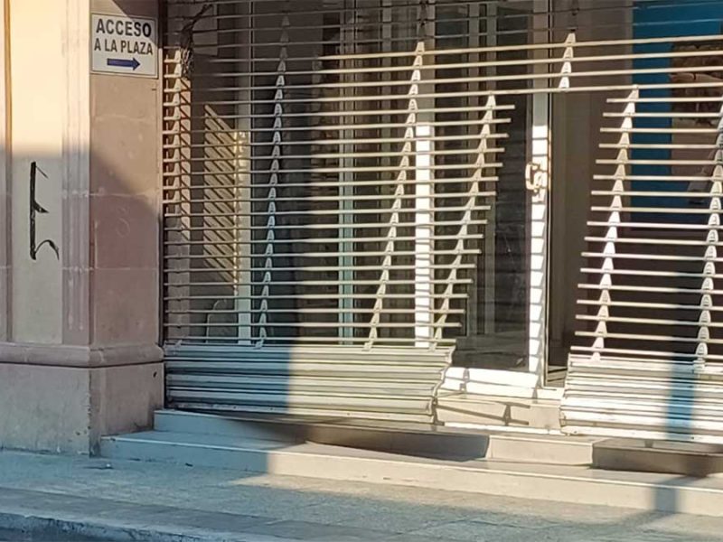 Cortinazo en Celaya: Doblan rejas de negocio de telefonía del Centro y vacían las vitrinas