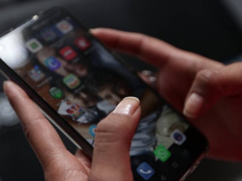 Gobierno y maestros harán equipo para frenar uso de celulares en escuelas de Guanajuato