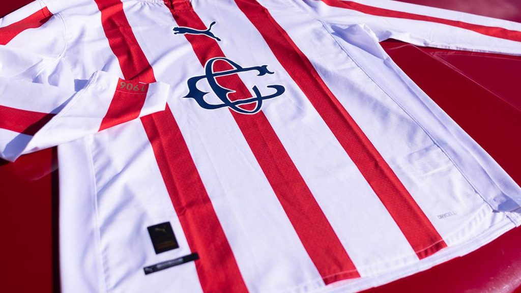 Chivas presenta jersey de colección por su 120 aniversario: diseño retro y precio oficial - Foto: Puma México.