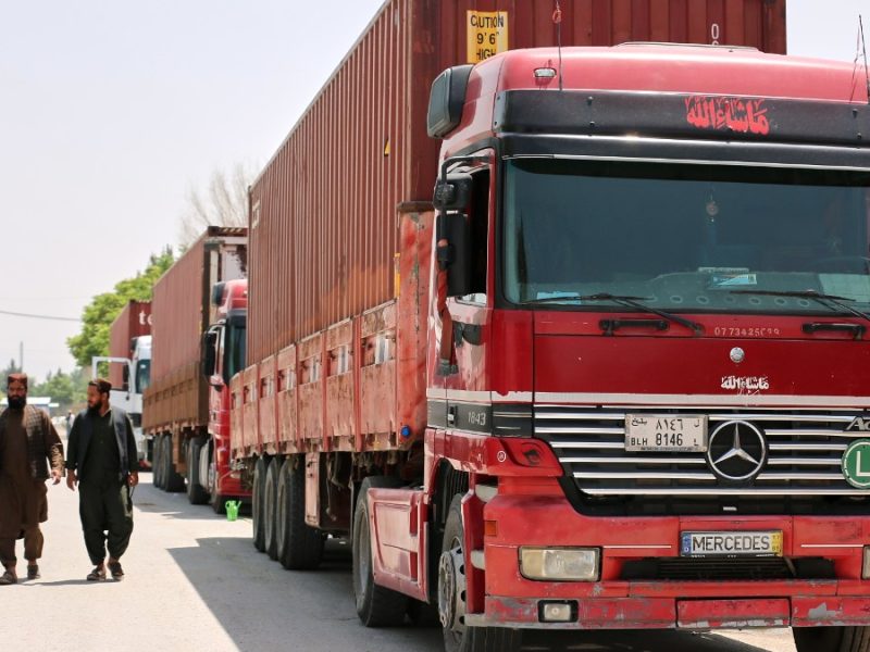 Cierre del estrecho de Ormuz asfixia el comercio y el envío de ayuda a Afganistán