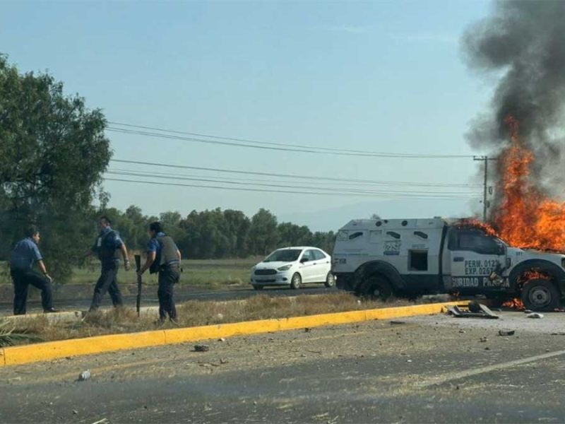 Caos en la Celaya-Comonfort: Camioneta de valores se incendia tras falla mecánica y paraliza la zona