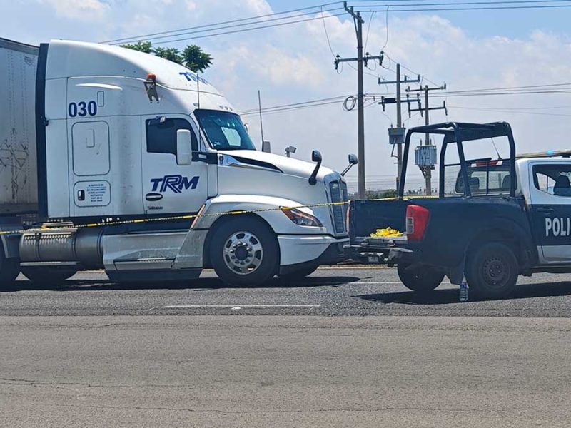 Balazo en el ojo: Delincuentes disparan contra trailero al negarse a detener en Cortazar