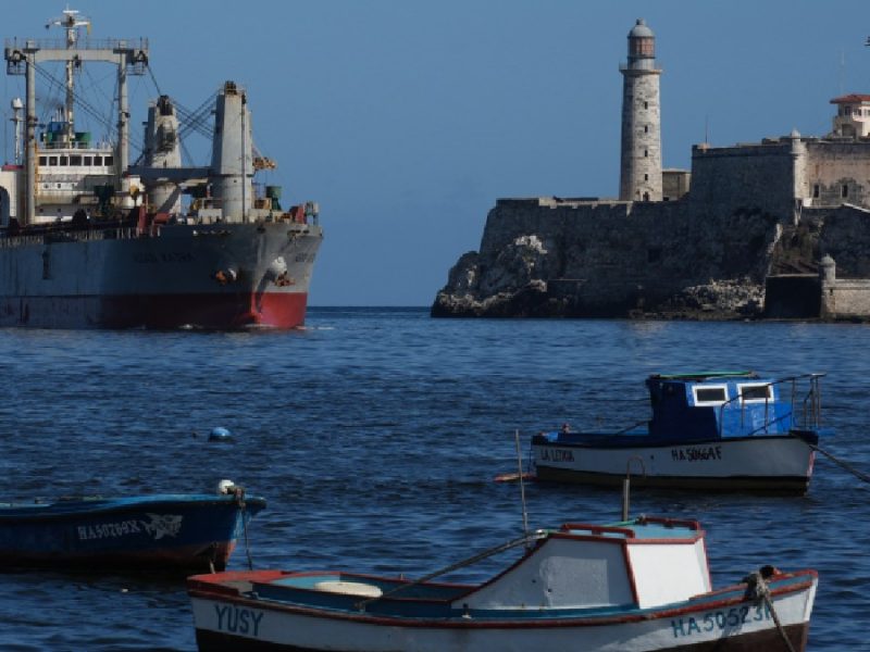 Buque comercial con ayuda de México y Uruguay arriba a La Habana