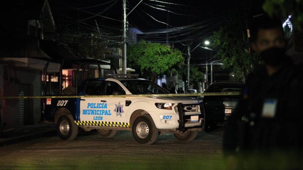 Gael se puso violento contra su familia y luego quiso atacar a policías con machete y cuchillo; es detenido en León