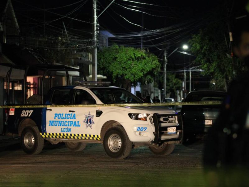Gael se puso violento contra su familia y luego quiso atacar a policías con machete y cuchillo; es detenido en León