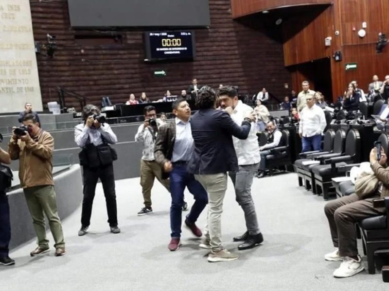 San Lázaro se convierte en ring; diputado Zenyazen Roberto Escobar de Morena reta a priista