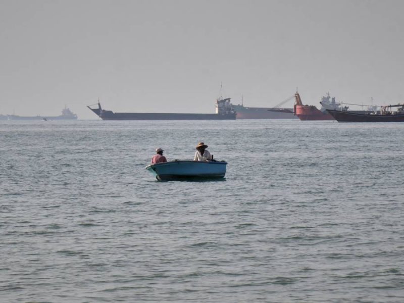 Escala tensión en estrecho de Ormuz: Incautan barco frente a Emiratos y se hunde buque tras ataque