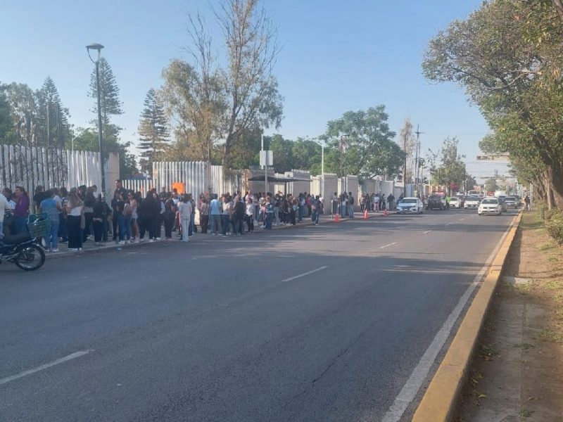 Llegan temprano aspirantes a la Prepa Oficial para presentar examen