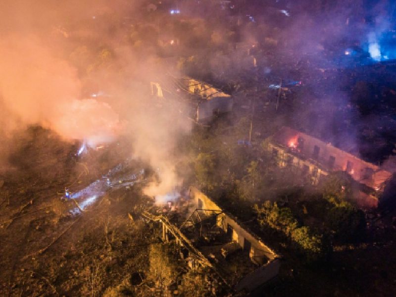 Explota fábrica de fuegos artificiales en China; van 26 muertos y 61 heridos