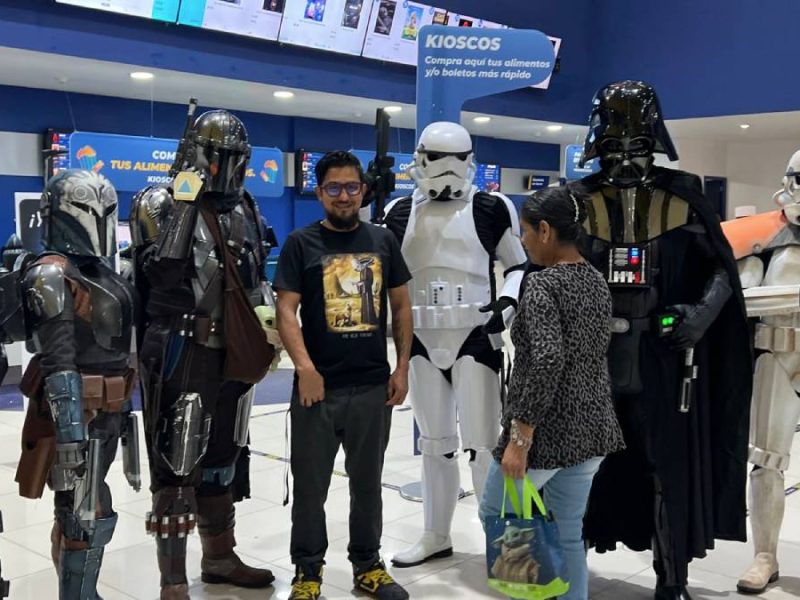 Fans de Star Wars convierten estreno de The Mandalorian and Grogu en una fiesta galáctica en León