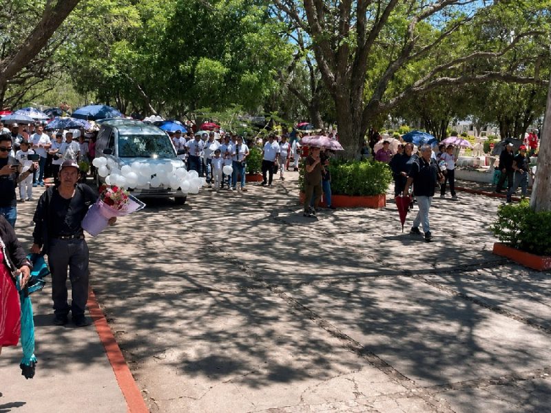 Acompañan amigos de la escuela a la niña Valentina a su último adiós