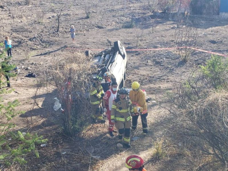 Fatal accidente en la Guanajuato-Juventino Rosas: Mujer muere y cuatro más resultan heridos tras volcar su camioneta